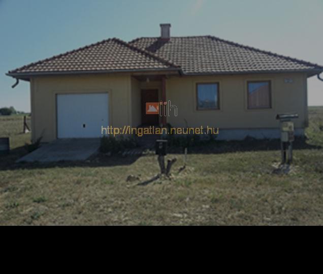 Nagyvzsony 120m2-es csaldi hz elad amibl 20m2 a garzs - Kép: 2869 